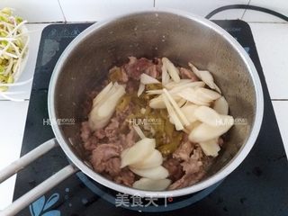 酸菜子姜炒五花肉的做法步骤：5