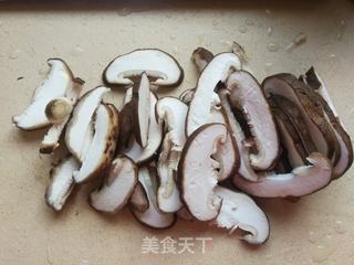 荷兰豆胡萝卜炒香菇的做法步骤:2