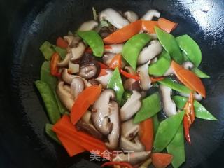 荷兰豆胡萝卜炒香菇的做法步骤:9