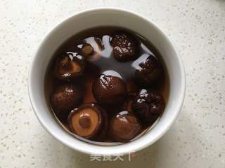 香菇鸡丁焖饭的做法步骤:2