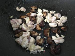 香菇鸡丁焖饭的做法步骤:10