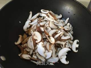 大蒜炒香菇的做法步骤:4