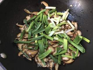 大蒜炒香菇的做法步骤:7