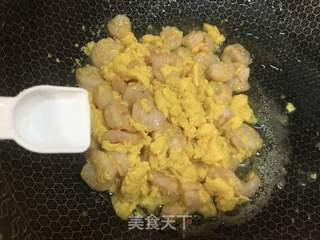 滑蛋虾仁的做法步骤：6