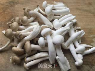 荠菜牛肉丸菌菇汤的做法步骤:2