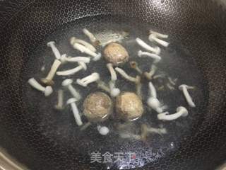 荠菜牛肉丸菌菇汤的做法步骤:5