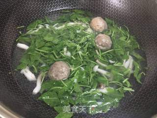 荠菜牛肉丸菌菇汤的做法步骤:6