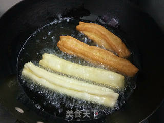 炸油条的做法步骤:11