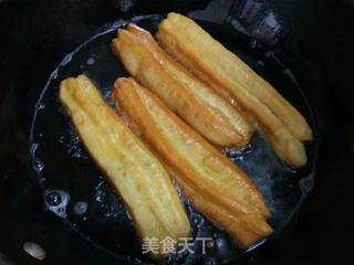 炸油条的做法步骤:12