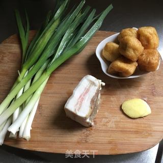 腊肉油豆腐炒大蒜的做法步骤：1