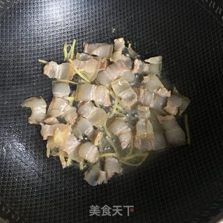 腊肉油豆腐炒大蒜的做法步骤：6