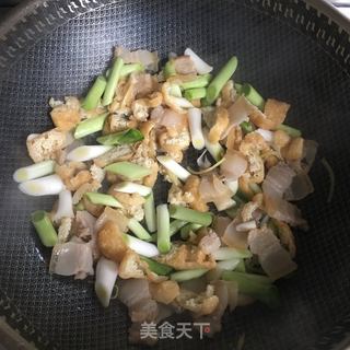 腊肉油豆腐炒大蒜的做法步骤：10