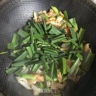 腊肉油豆腐炒大蒜的做法步骤：11