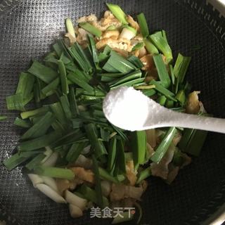 腊肉油豆腐炒大蒜的做法步骤：12