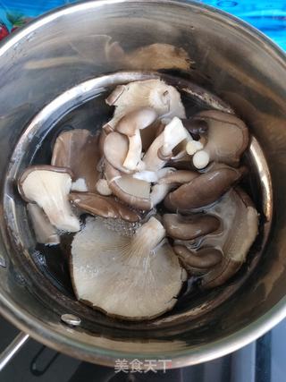 蘑菇韭菜猪肉水饺的做法步骤:2