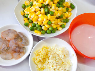 玉米豌豆炒虾仁的做法步骤:4