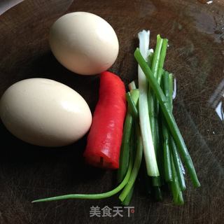 鸡蛋酱油炒饭的做法步骤：2