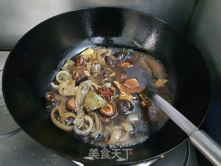 香菇腐竹焖肉皮的做法步骤:10