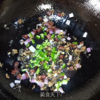 梅菜腊肠炒饭的做法步骤：6