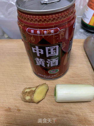 白灼南美白虾的做法步骤：1