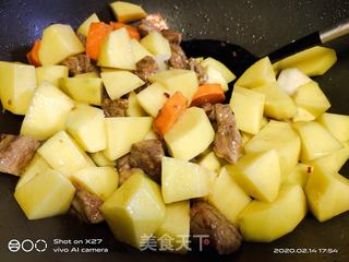 土豆炖牛腩的做法步骤:4