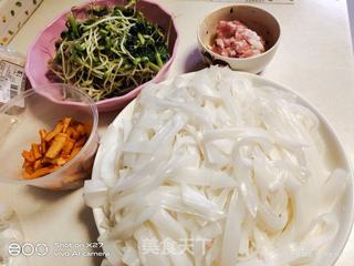 黑豆芽炒河粉的做法步骤:2