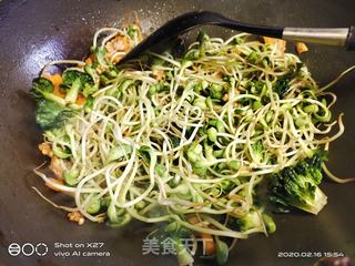 黑豆芽炒河粉的做法步骤:5