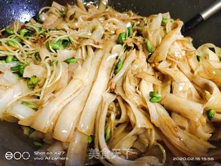 黑豆芽炒河粉的做法步骤:7