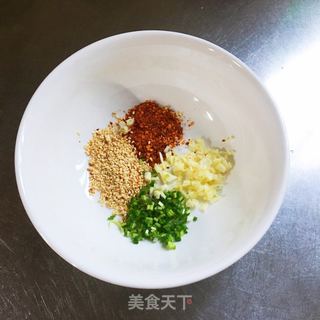 酸辣小面的做法步骤：2