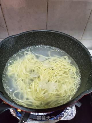 虾仁香葱酸汤伊面的做法步骤:2
