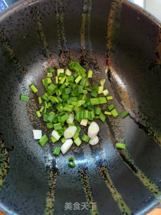 虾仁香葱酸汤伊面的做法步骤:3