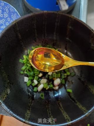 虾仁香葱酸汤伊面的做法步骤:6
