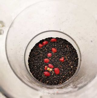 黑芝麻花生馅包子的做法步骤:2