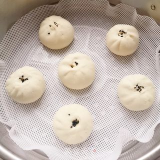 黑芝麻花生馅包子的做法步骤:13