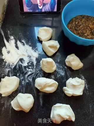 梅菜干卤肉包子的做法步骤:4