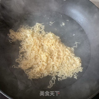 鸡蛋火腿炒泡面的做法步骤：2