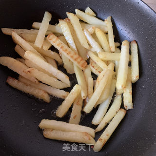 香辣过瘾的狼牙土豆条的做法步骤：2