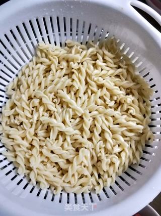 培根意式螺蛳面的做法步骤:2
