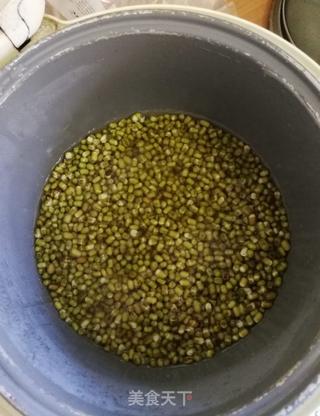 用电饭锅发豆芽的做法步骤:2
