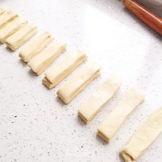 香酥油条的做法步骤:11
