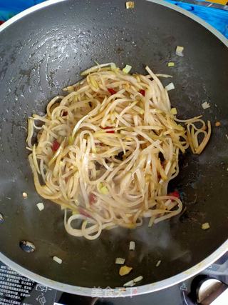 蚝油炒五香咸萝卜的做法步骤:9