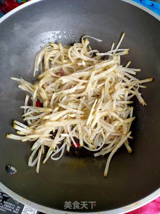 蚝油炒五香咸萝卜的做法步骤:6