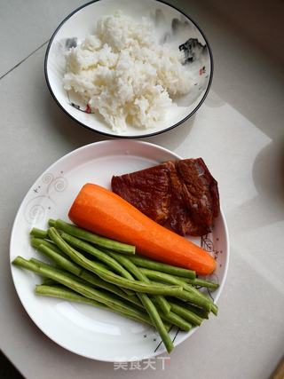 腊肉豇豆炒饭的做法步骤：1