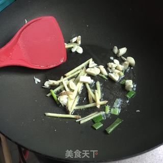 香菇焖鸡腿的做法步骤：4