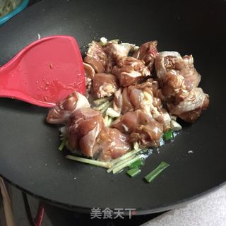 香菇焖鸡腿的做法步骤：5