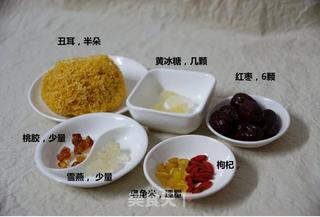 桃胶雪燕皂角米红枣银耳羹的做法步骤:2