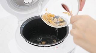 瑶柱虾米粉丝煲的做法步骤：3