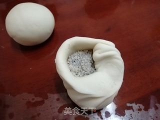 核桃黑芝麻糖包的做法步骤：7