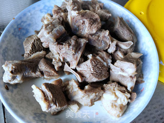 孜然羊肉夹馍的做法步骤:2