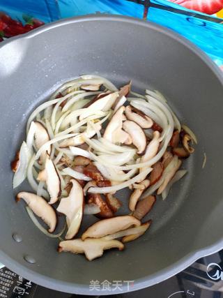 腊肉蔬菜炒面的做法步骤:5